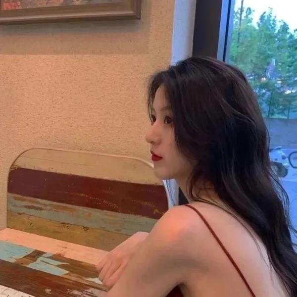 娇憨女郎
